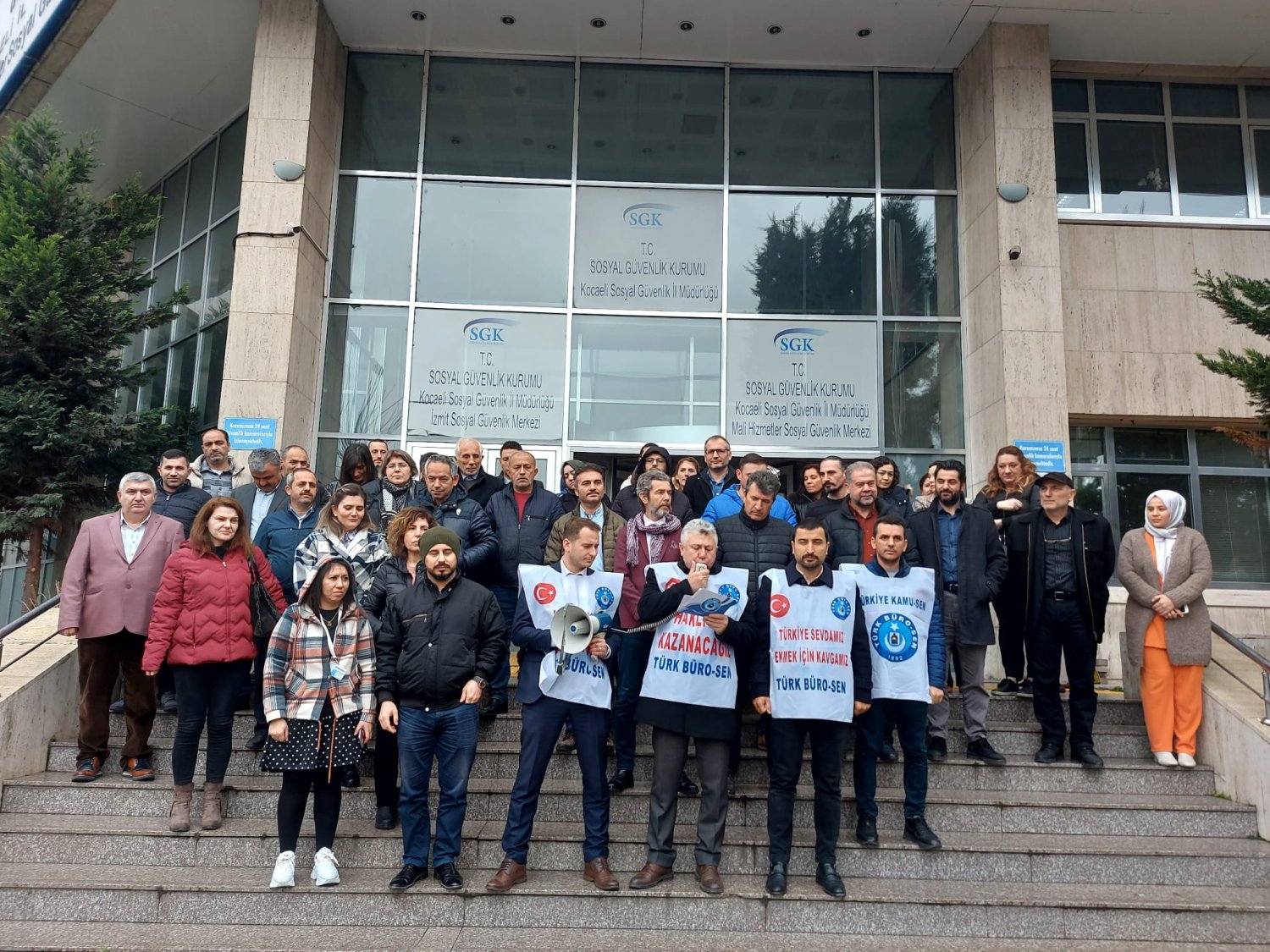 Türk Büro Sen: SGK Çalışanları İş Yükünün Altında Kaldı!