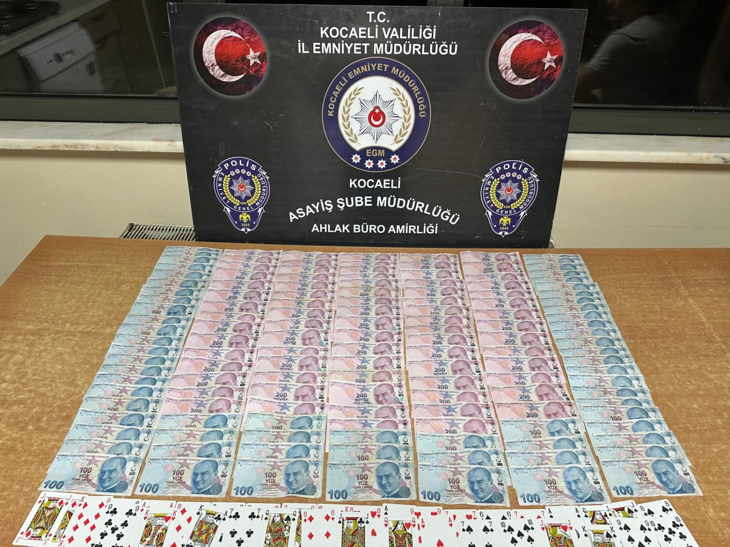 Derince’de Kıraathaneye Kumar Baskını