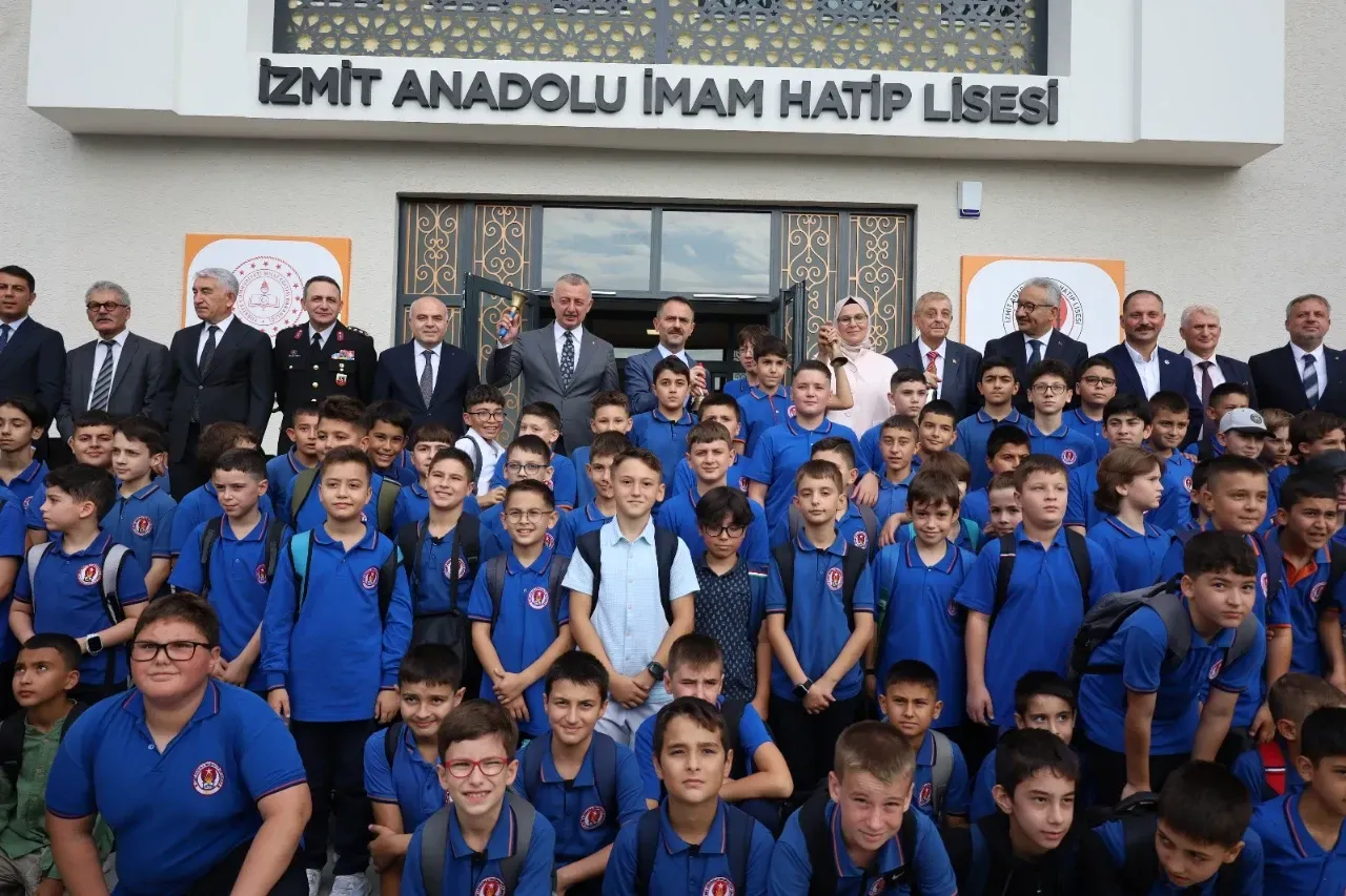 İzmit Anadolu İmam Hatip Lisesi'nde İlk Ders Zili Çaldı