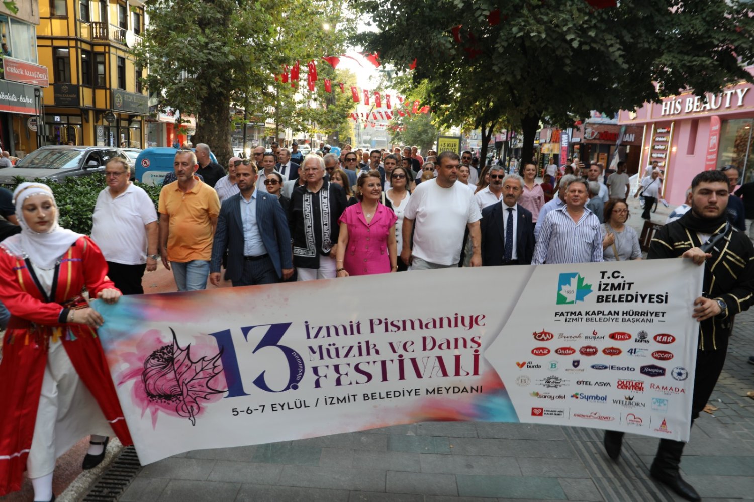 İzmit’te Pişmaniye Festivali Kortej Yürüyüşüyle Coşkulu Başladı