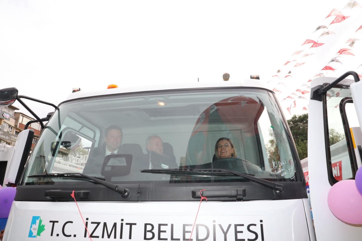 Başkan Hürriyet, Belediye Önünde Araç Filosu İle Gövde Gösterisi Yaptı - Görsel 2