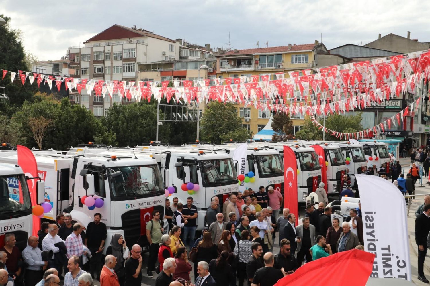 Başkan Hürriyet, Belediye Önünde Araç Filosu İle Gövde Gösterisi Yaptı - Görsel 7