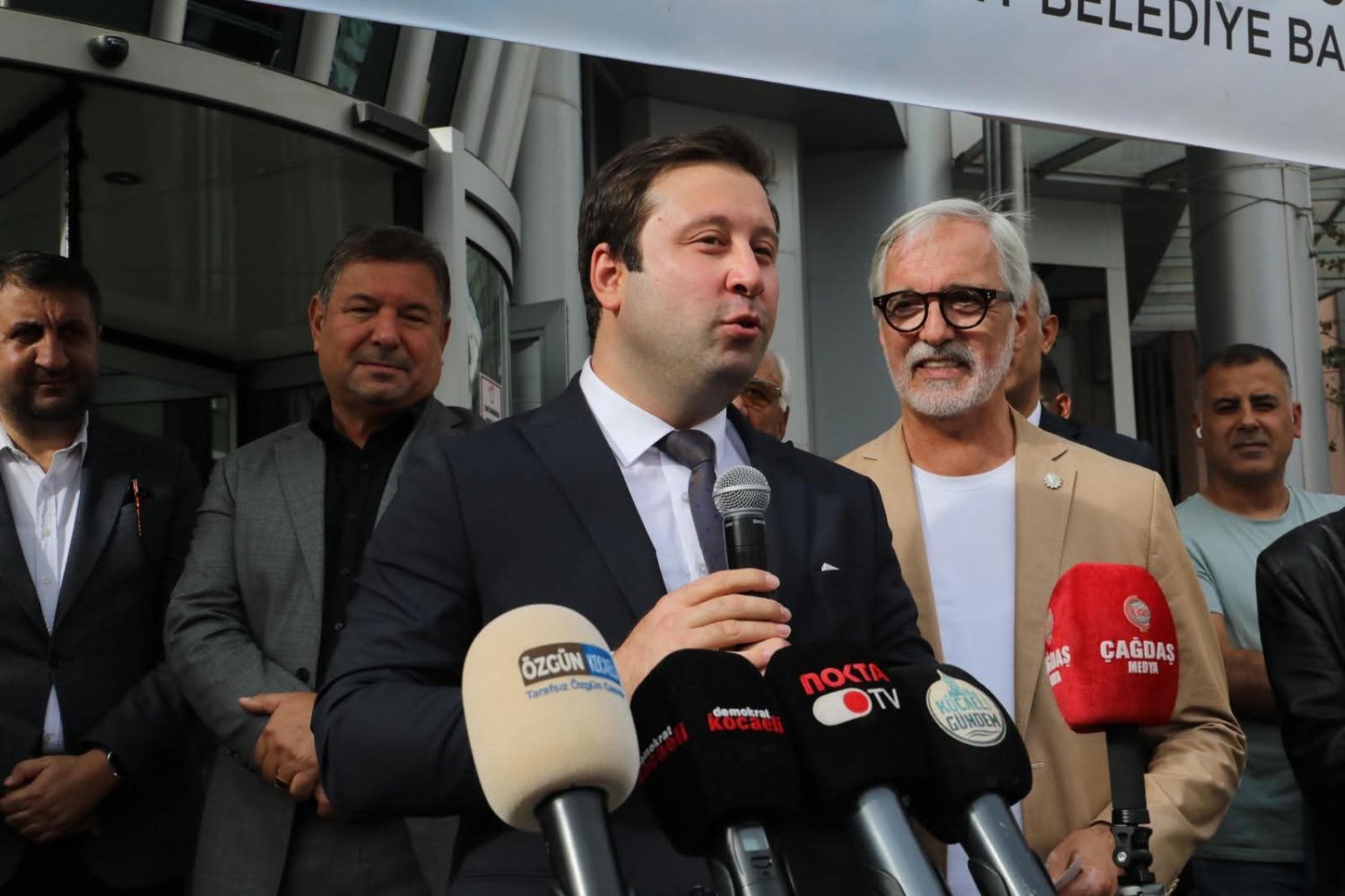 Başkan Hürriyet, Belediye Önünde Araç Filosu İle Gövde Gösterisi Yaptı - Görsel 4