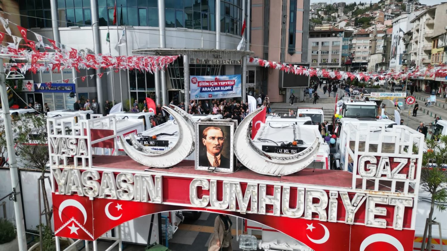 Başkan Hürriyet, Belediye Önünde Araç Filosu İle Gövde Gösterisi Yaptı - Görsel 3