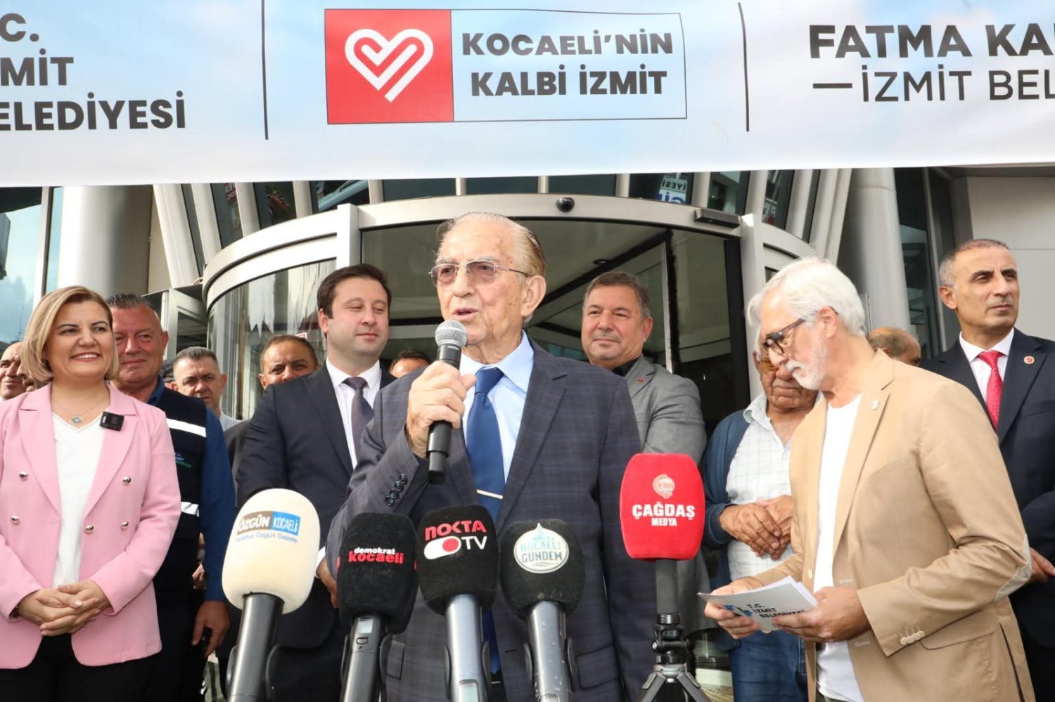 Başkan Hürriyet, Belediye Önünde Araç Filosu İle Gövde Gösterisi Yaptı - Görsel 6