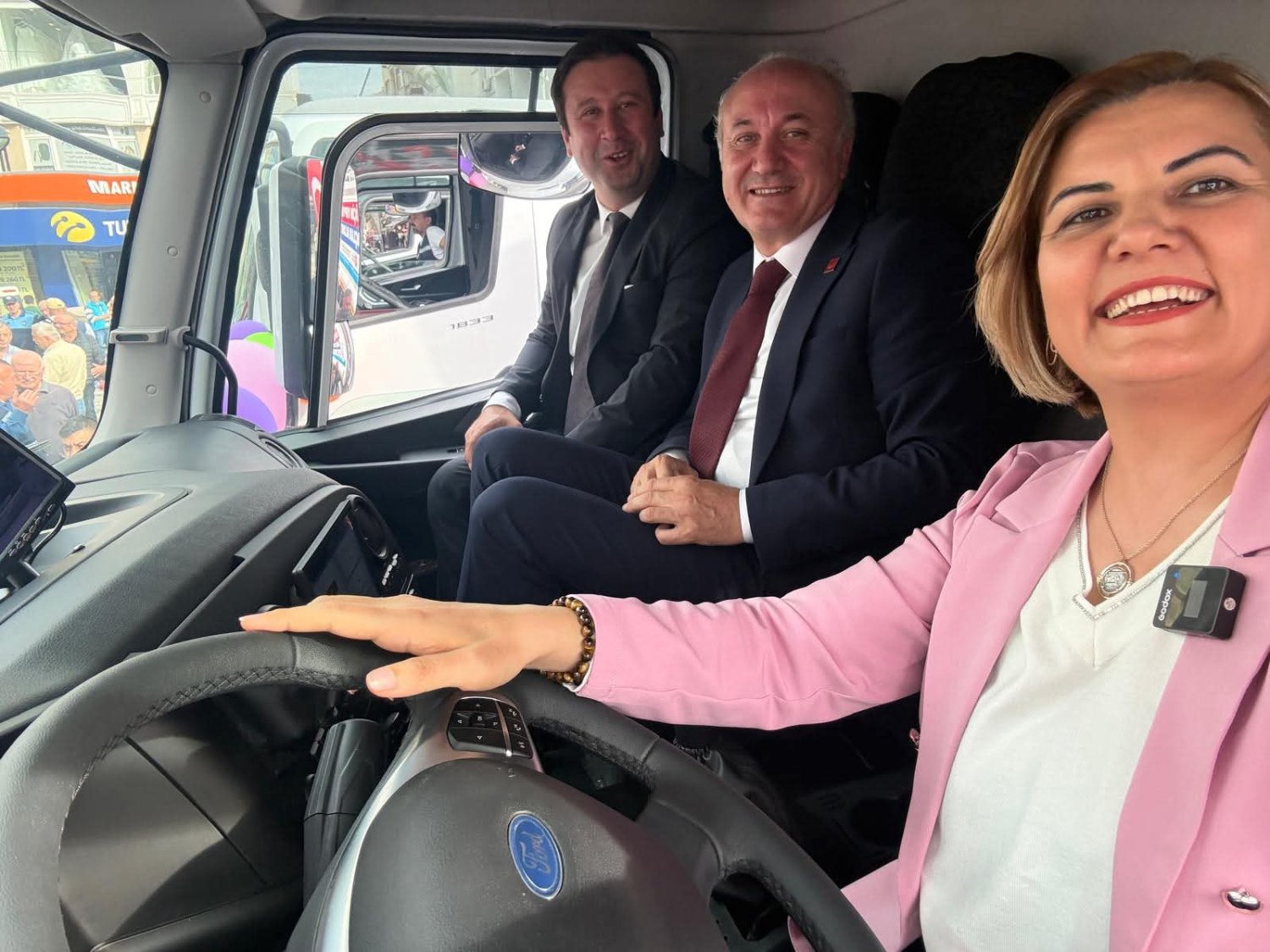 Başkan Hürriyet, Belediye Önünde Araç Filosu İle Gövde Gösterisi Yaptı - Görsel 5