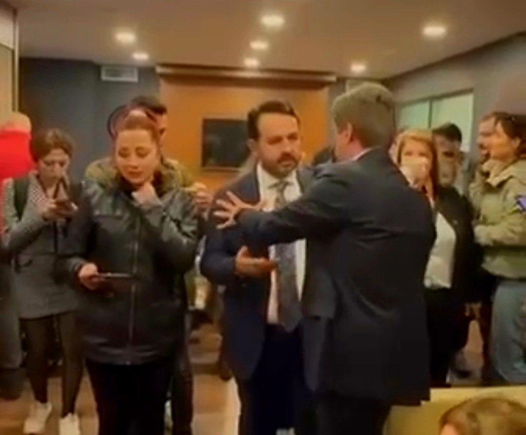 CHP’de Gerilim Kameralara Yansıdı:  Biri El Uzattı, Diğeri Geri Çekildi!