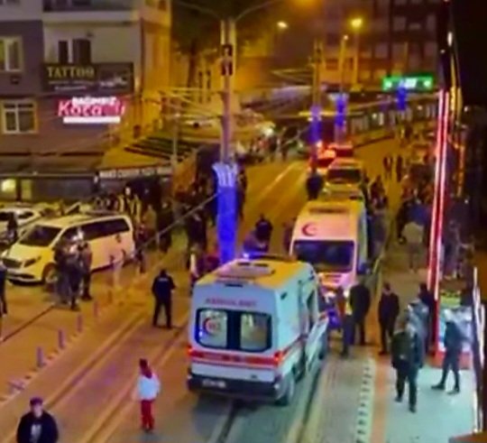 Halkevi’nde Korku Dolu Gece: Silahlı Çatışmada İki Kişi Yaralandı!