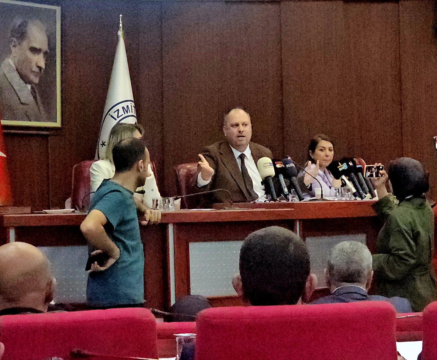 İzmit Belediyesi’nin Arsa Devri Meclisi Gergin Geçti