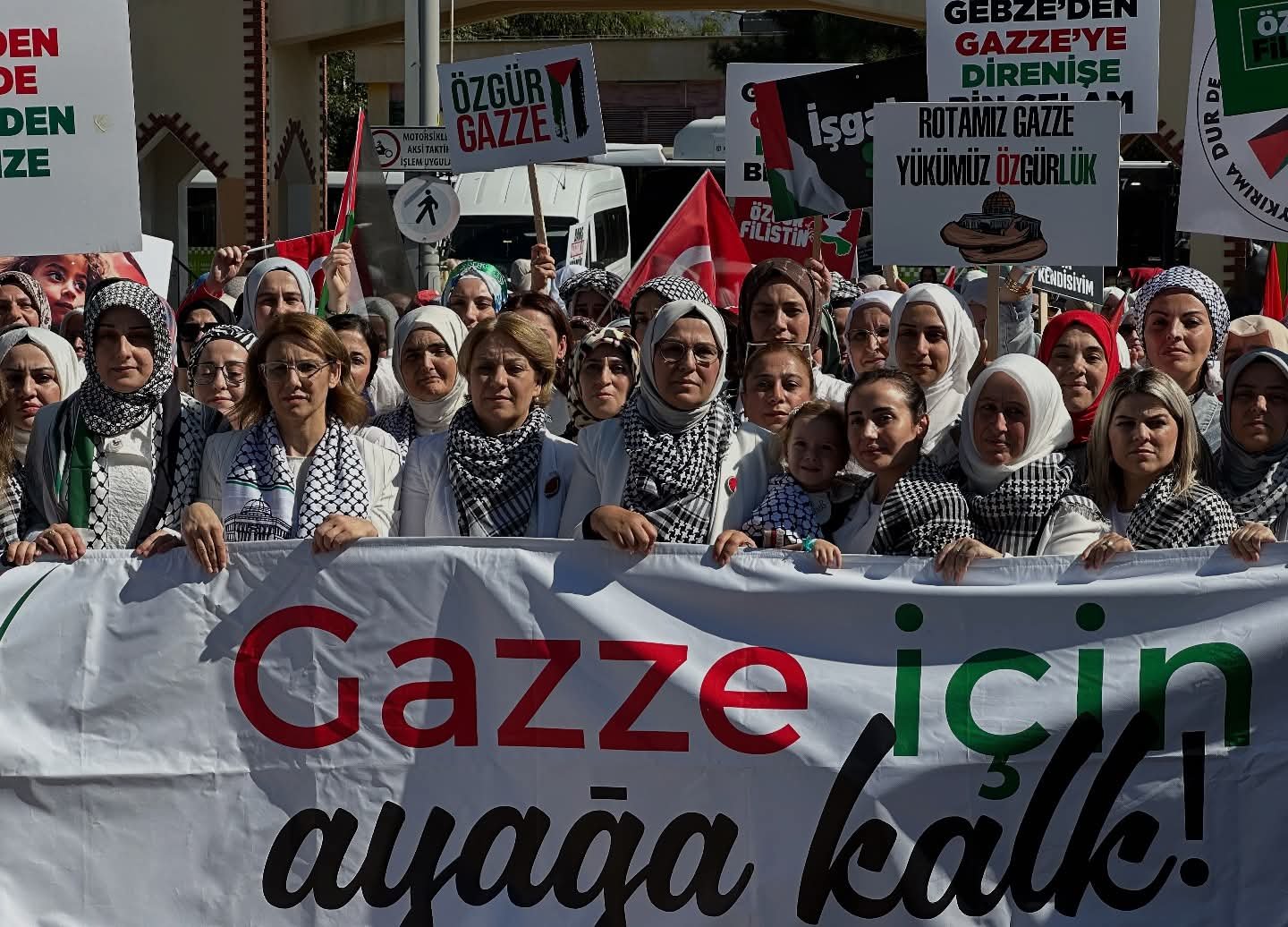 İzmit Kent Meydanı’nda Kalpler Gazze İçin Birleşti