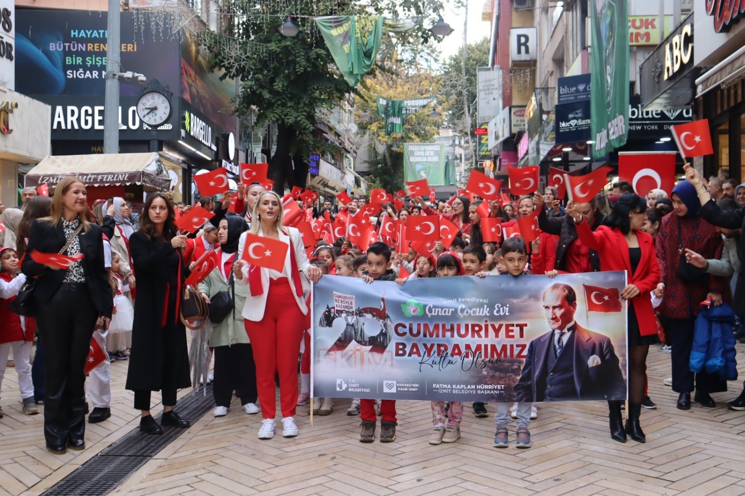 İzmit’te Cumhuriyet Korteji Çocukların Adımlarıyla Renklendi
