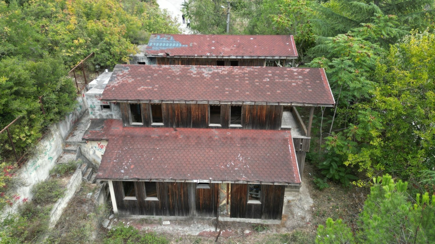 İzmit’te Tehlike Oluşturan Metruk Bina Yıkıldı