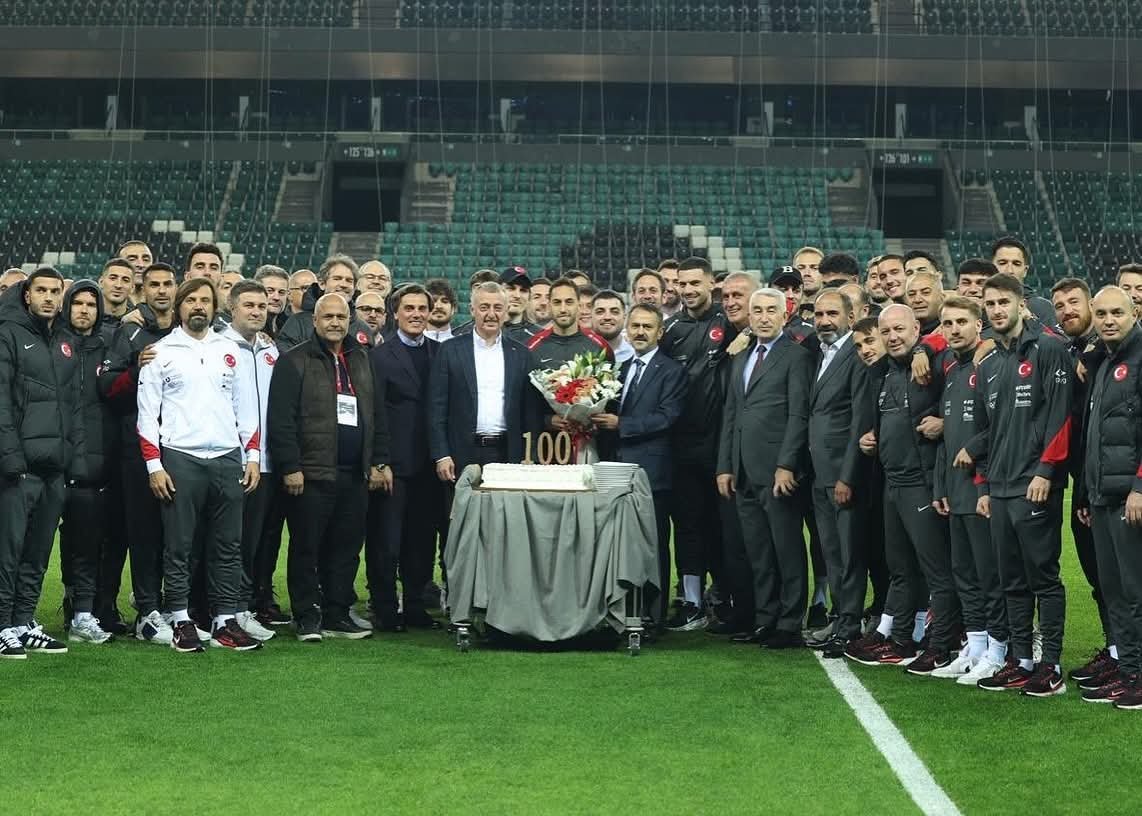 Milli Formayla  Yüzüncü Maçına Çıkan Hakan Çalhanoğlu'na Kocaeli'de Sürpriz Kutlama