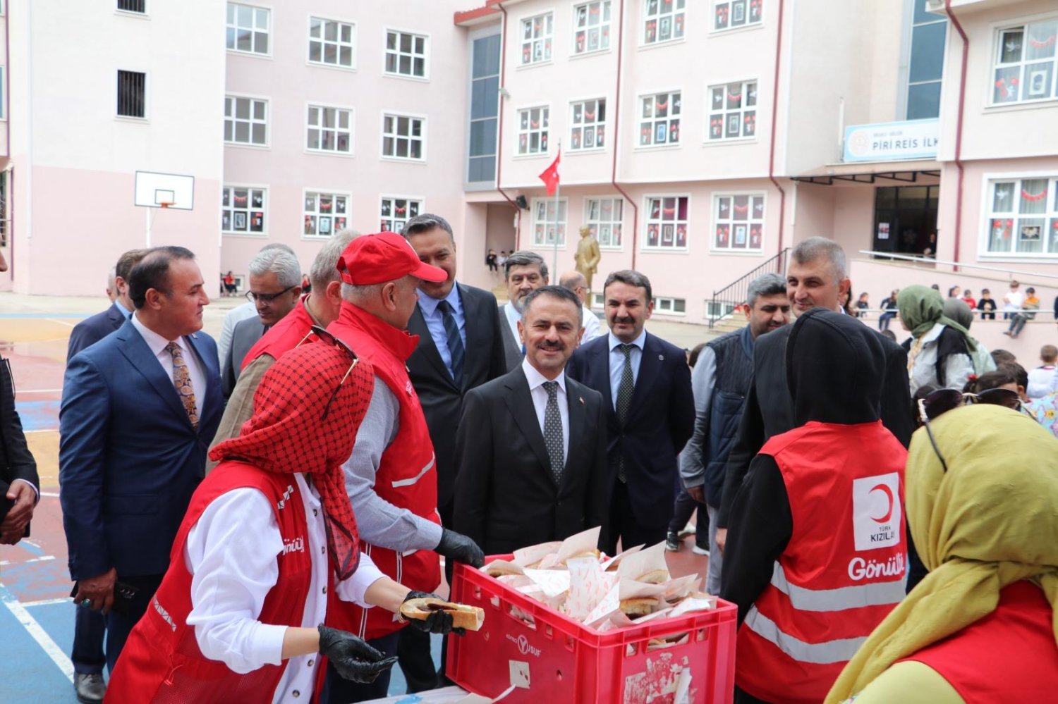 Piri Reis İlkokulu’na Kızılay’dan En Çok Kan Bağışı Ödülü