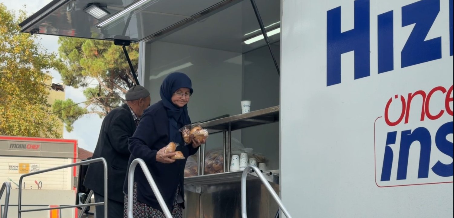 Soğuk Gecede Sındırgılılara Büyükşehir’den Sıcak Bir Destek
