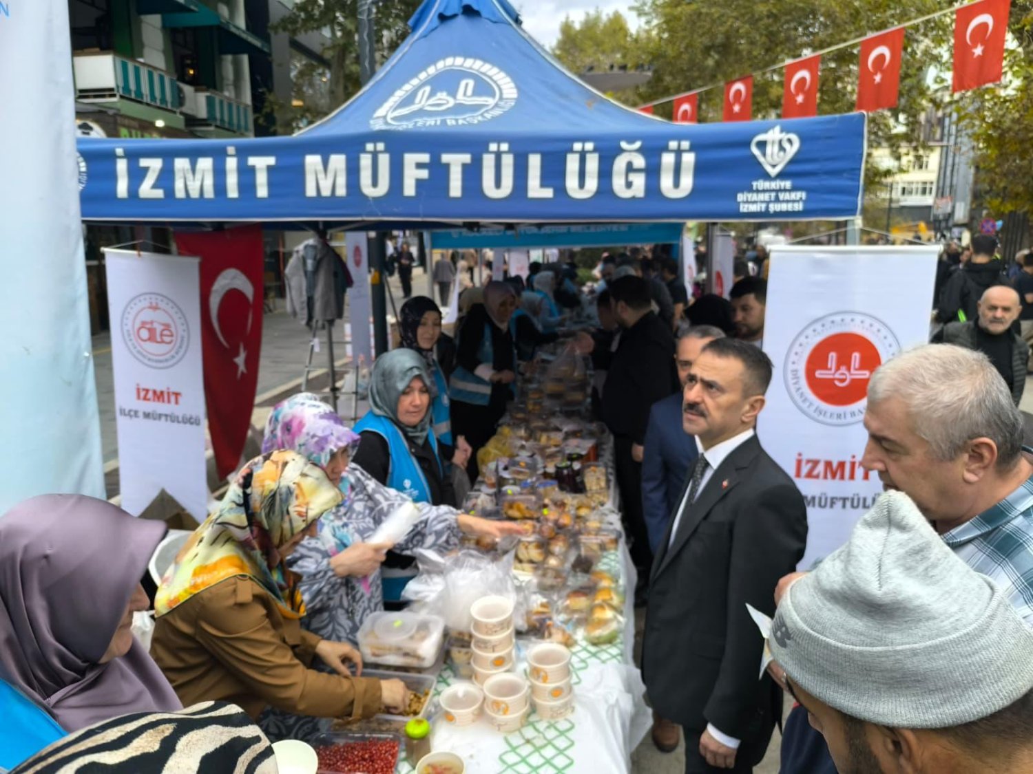 Vali Aktaş, Gazze İçin Umut Ol Hayır Çarşısını Ziyaret Etti