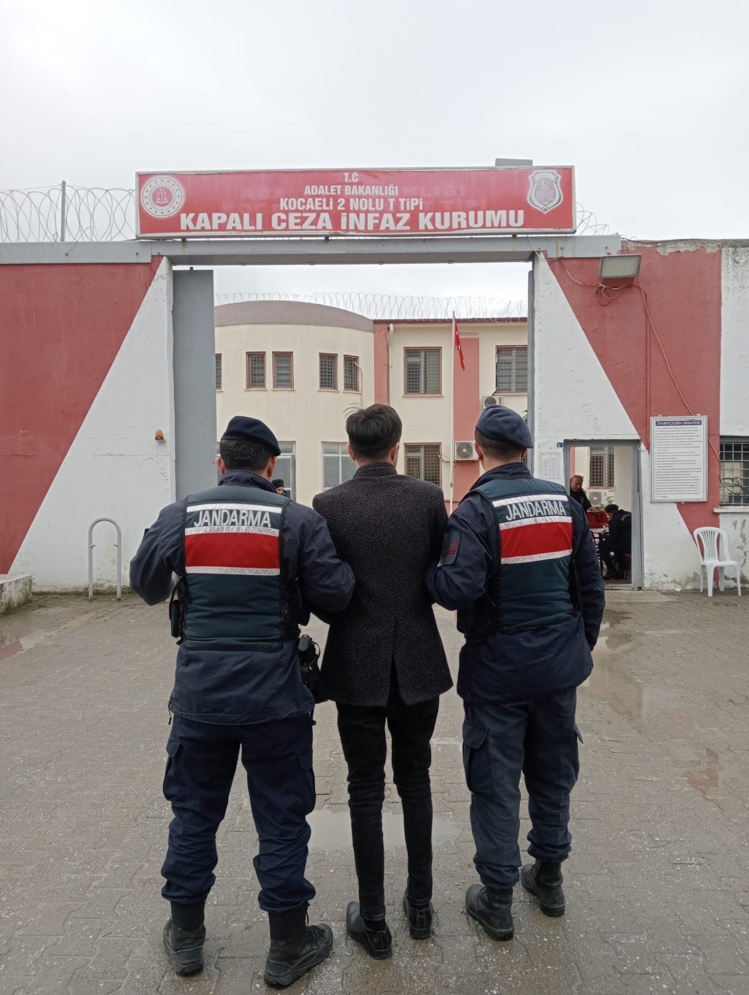 6 Yıl Hapis Cezasıyla Aranan Dolandırıcı Gölcük’te Yakalandı
