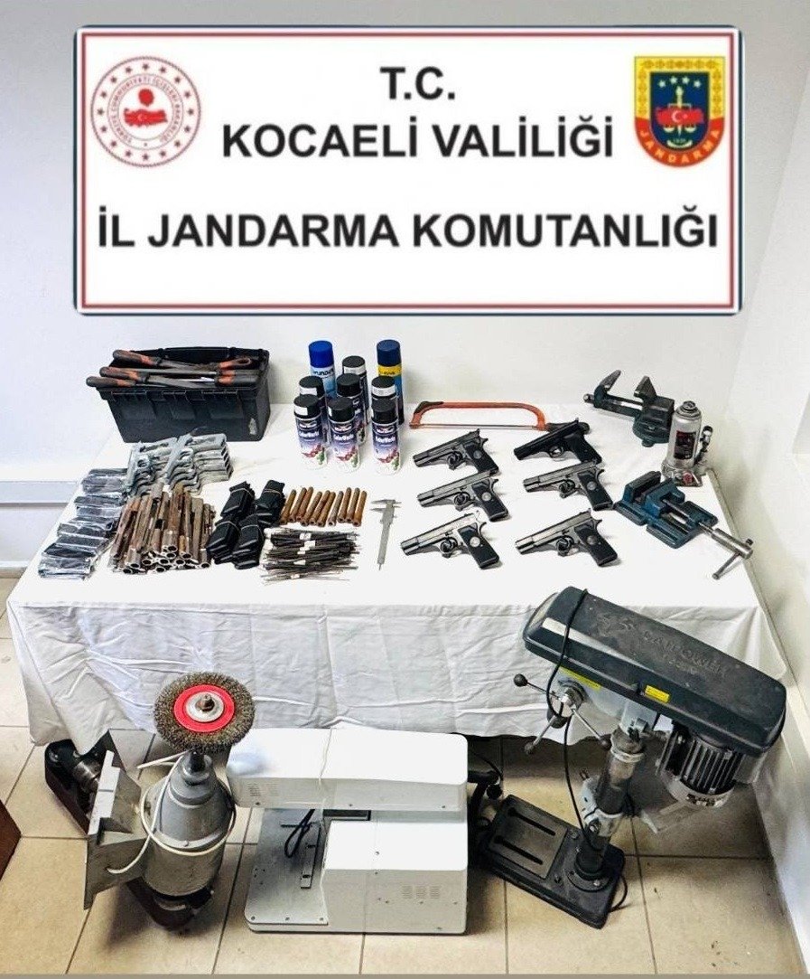 Kartepe’de Cephanelik Gibi Evde Çok Sayıda Silah Ve Parça Ele Geçirildi