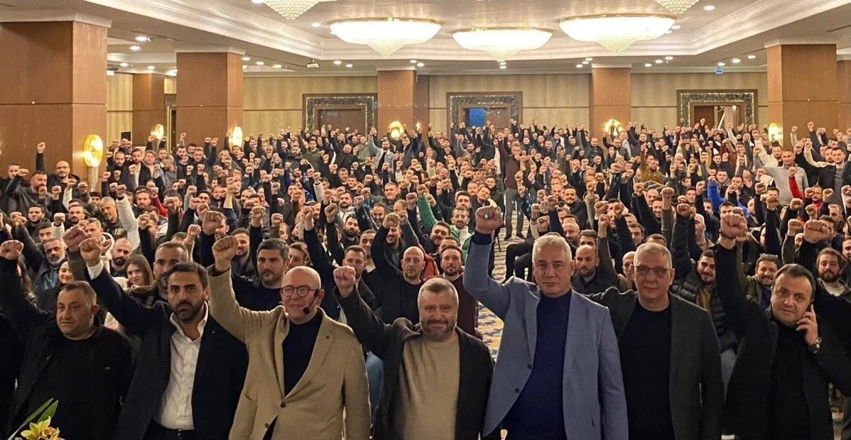 Lastik-İş'te Çoşkulu İşçi Tek Yumruk!