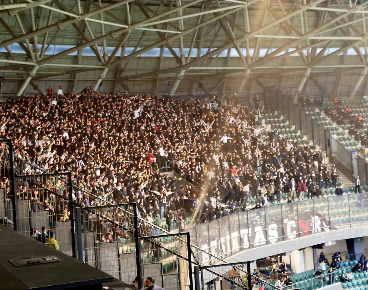 Beşiktaş Tribünlerinde Olaylar Çıktı: Polis Biber Gazıyla Müdahale Etti
