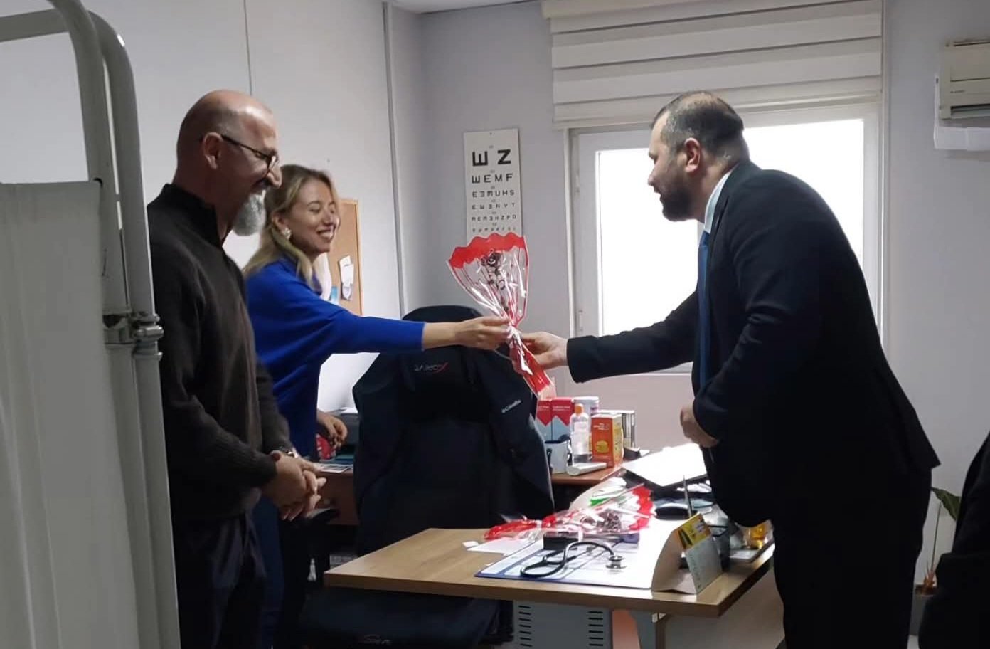 CHP Kartepe’den Sağlık Emekçilerine Karanfilli Tıp Bayramı Ziyareti