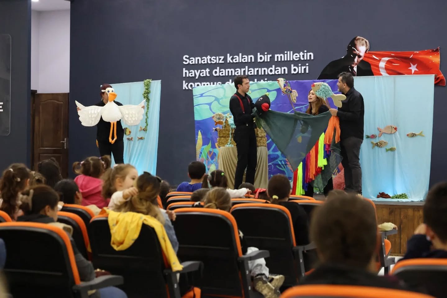 Derince’de Çocuklar Tiyatro ile Hem Eğlendi Hem Öğrendi