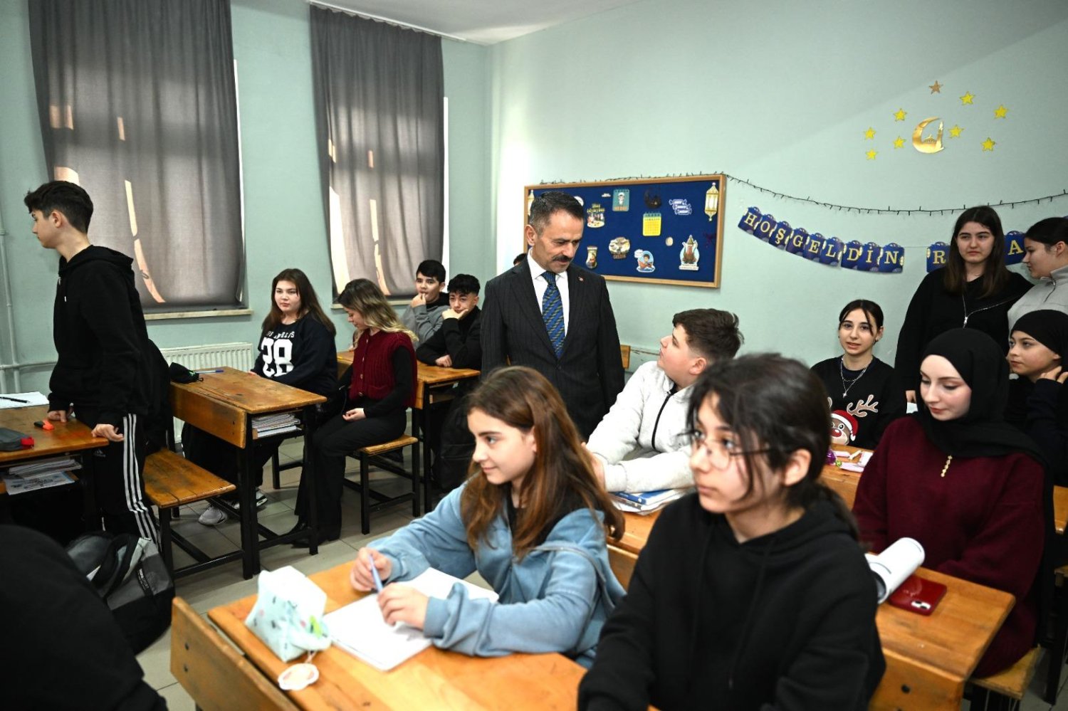 Sınıflara Girdi, Öğrencilerle Sohbet Etti