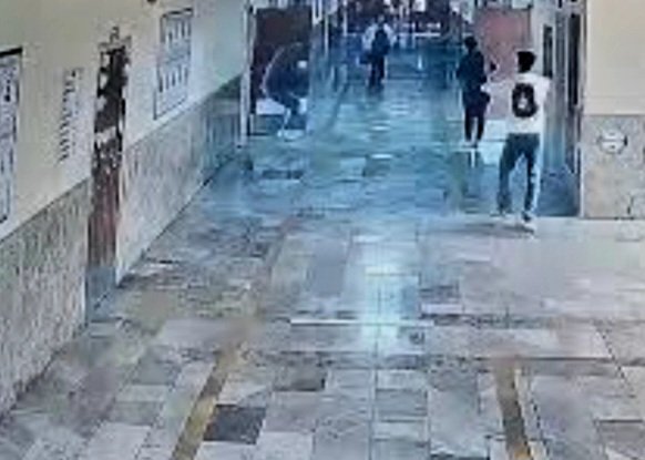 8'nci Sınıf Öğrencisi Okulda Katliman Yaptı :  4 Ölü, 20 Yaralı! 