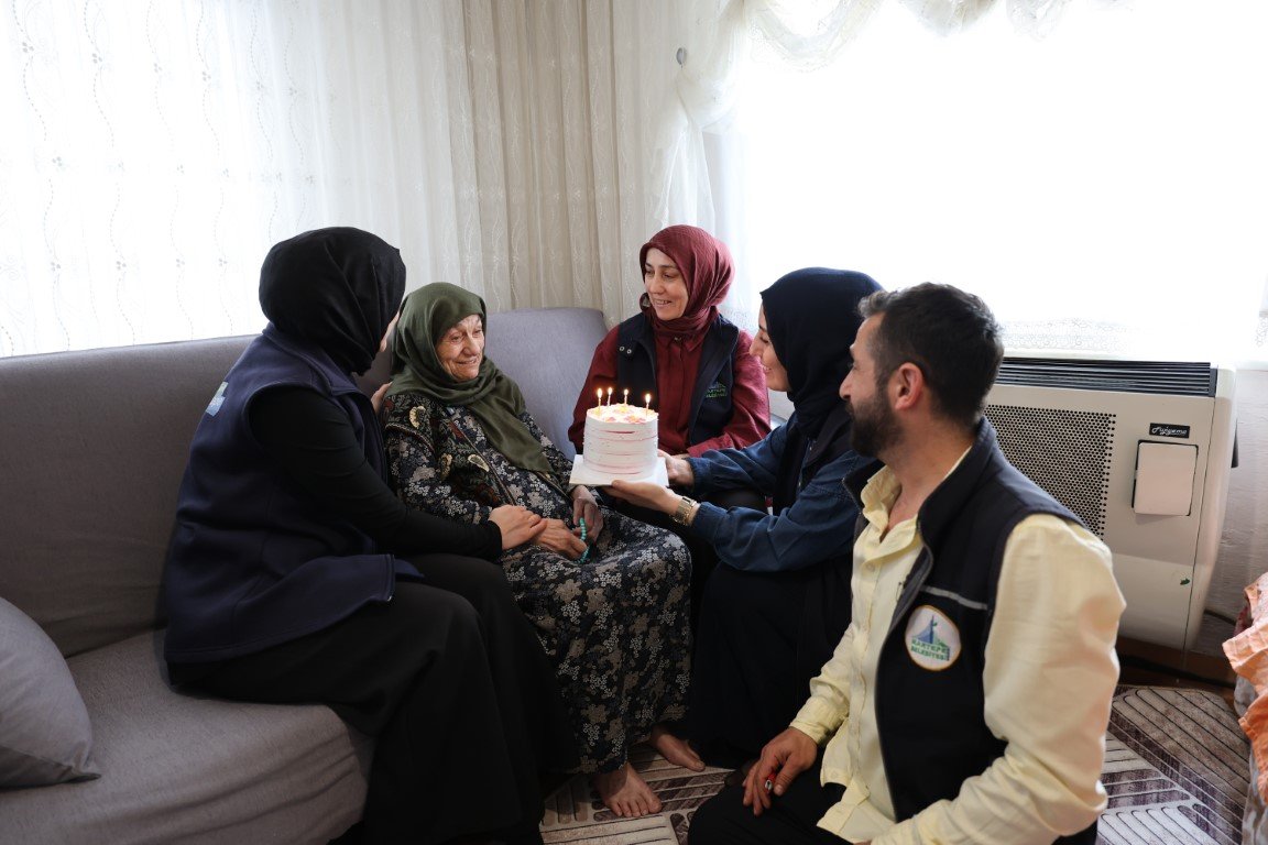 92 Yaşındaki Neriman Teyze’ye Duygu Dolu Doğum Günü Sürprizi