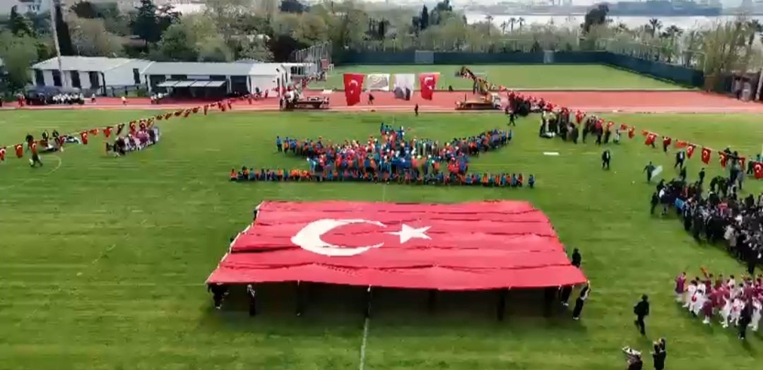 DMM’den Bayrak Tartışmasına Net Yanıt: Saygısızlık Yok, İddialar Asılsız