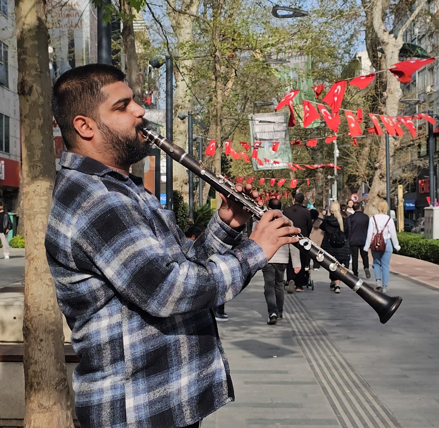 Genç Müzisyen Sokakta Kulakların Pasını Sildi