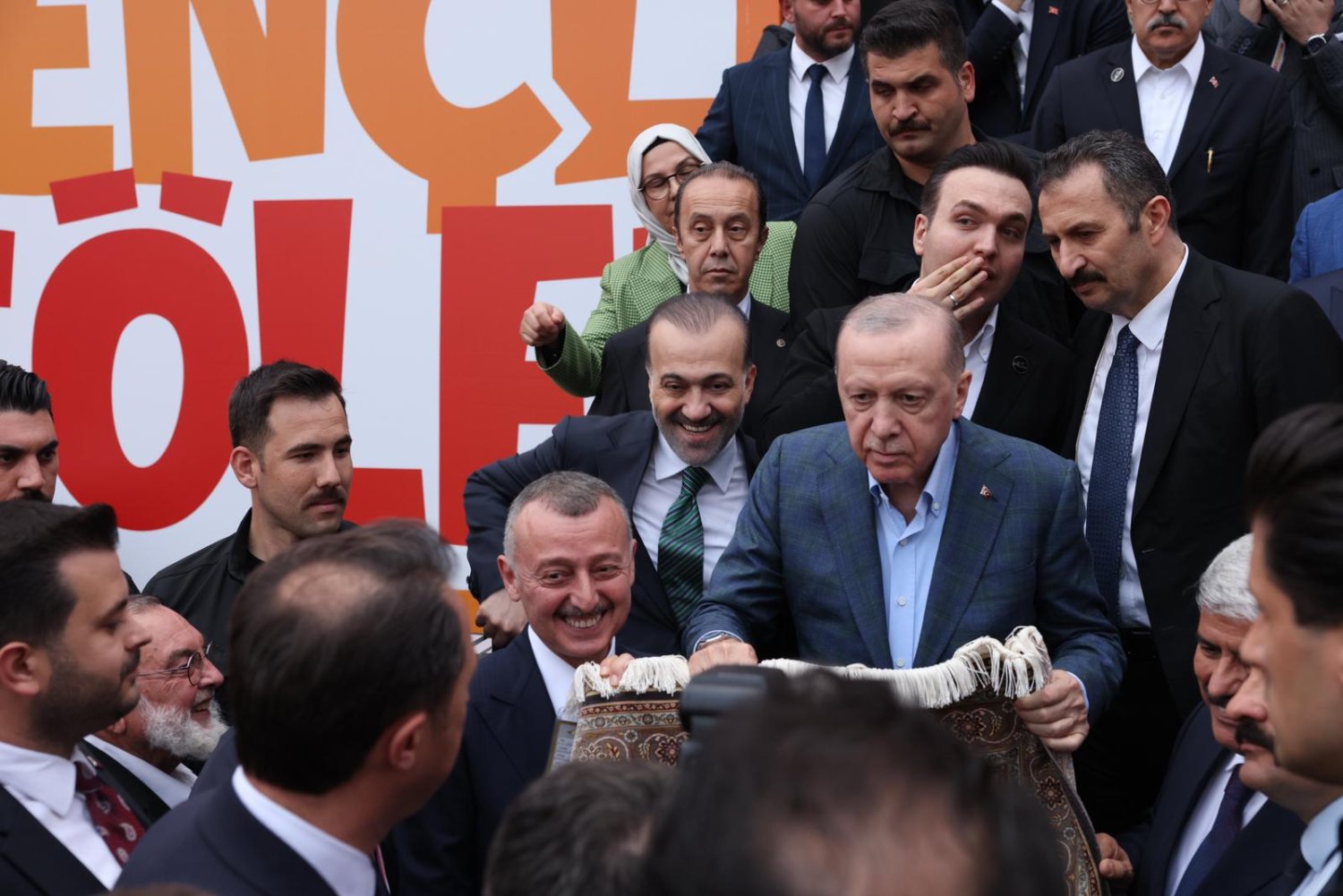 Büyükakın, Müze İçin Cumhurbaşkanı Erdoğan’a Forma İmzalattı