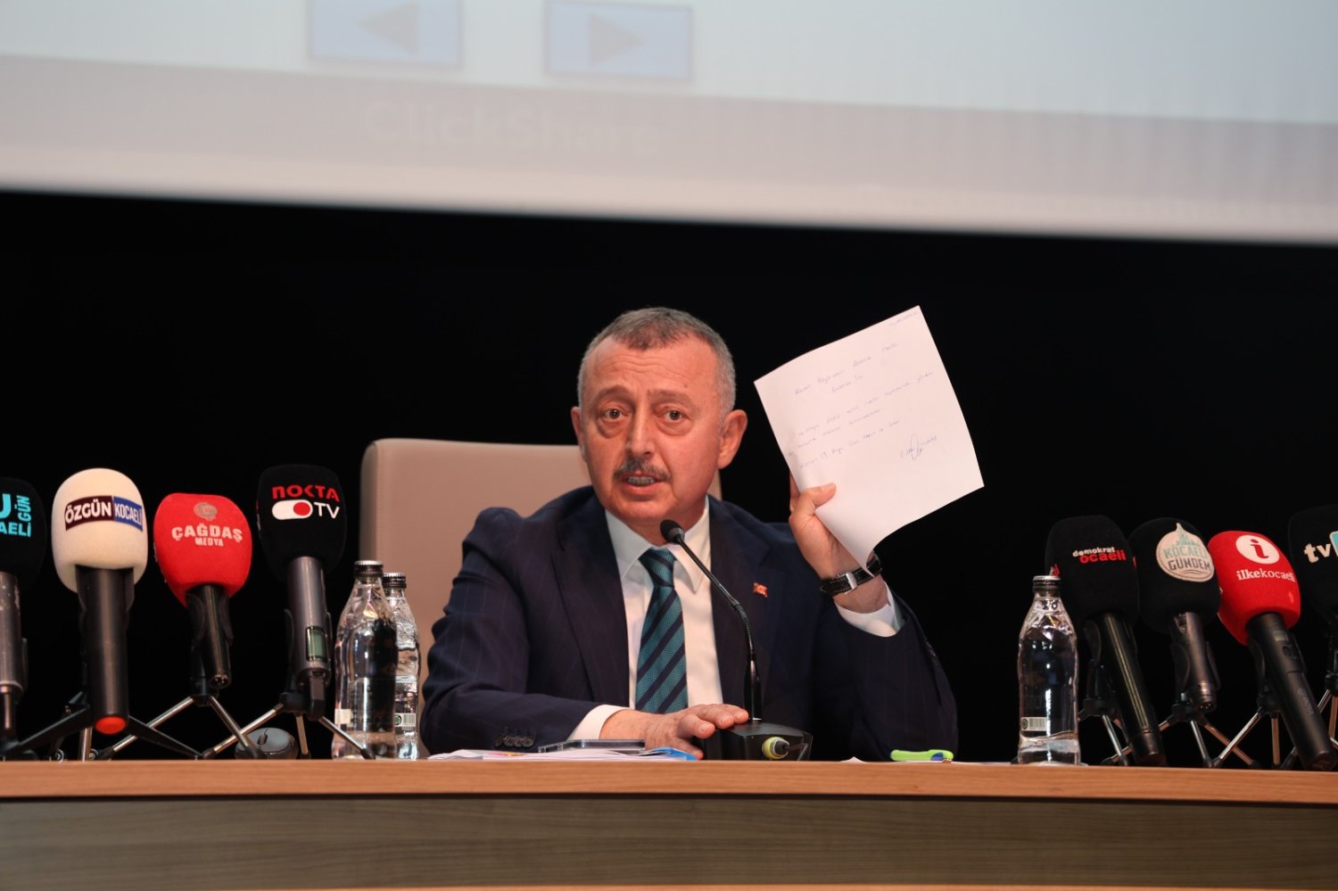 Büyükakın : Saygısızlık Yapılıyor Diyerek Mikrofonu Kapattırdı