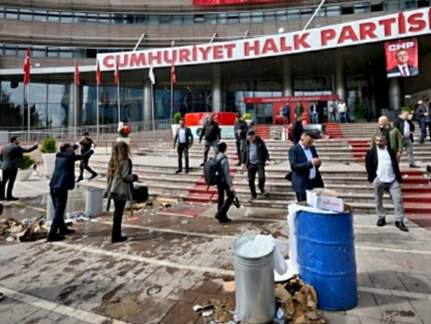 CHP Genel Merkezi Savaş Alanına Döndü