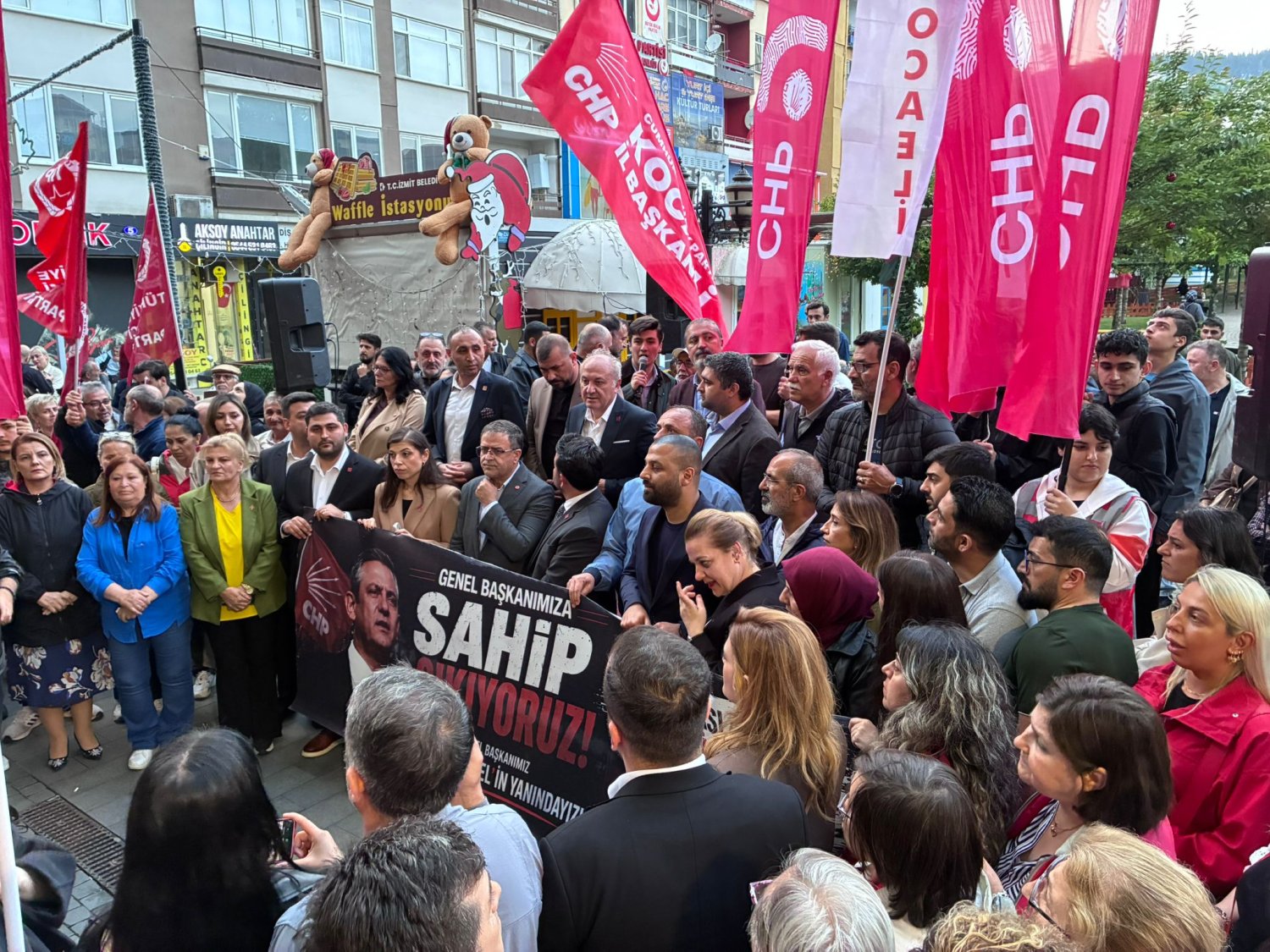 CHP İzmit'te Demokrasi İçin Sokağa Döküldü 