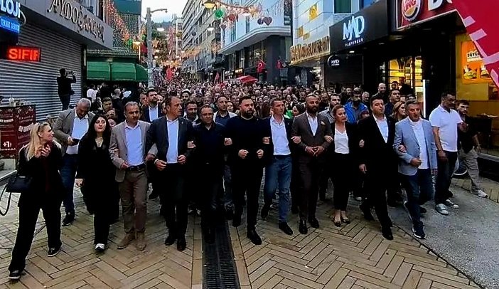 CHP Kocaeli’de Gerilim Yükseldi: Partililer Sokağa İndi