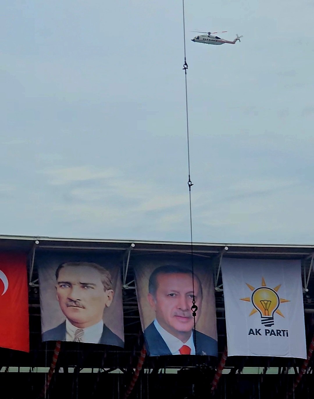 Erdoğan Gençlik Şölenine Helikopterle Geldi, Stadyum Çevresindeki Gençleri Selamladı