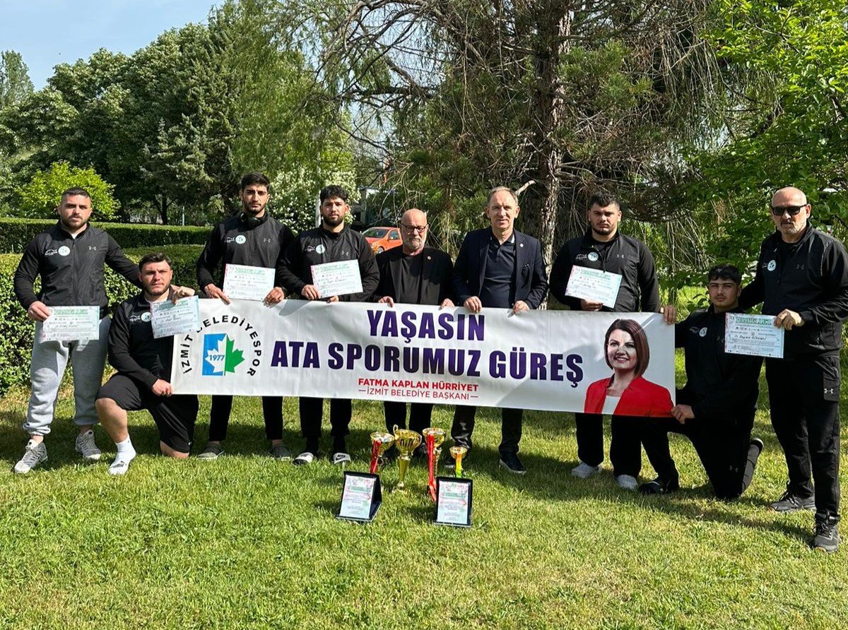 İzmit Belediyesporlu Pehlivanlar Balkanlarda Kürsüye Çıktı