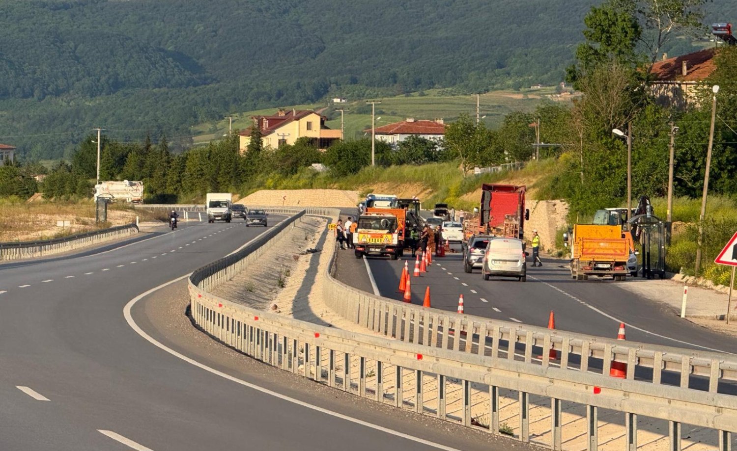 Yeni Kandıra Yolunda Korkutan Göçük! Araç Yolda Zarar Gördü