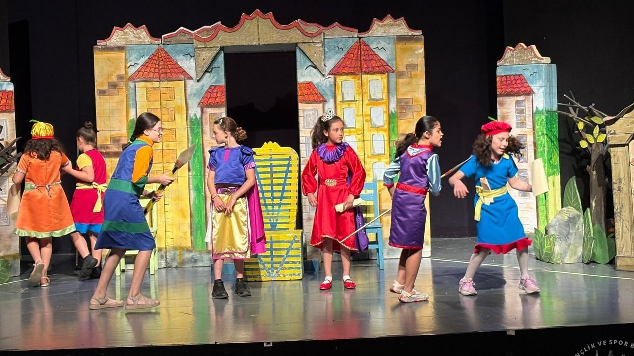 8 Aylık Emek Sahnede Alkışlandı: Kocaeli Bölge Tiyatrosu Festivali Sona Erdi