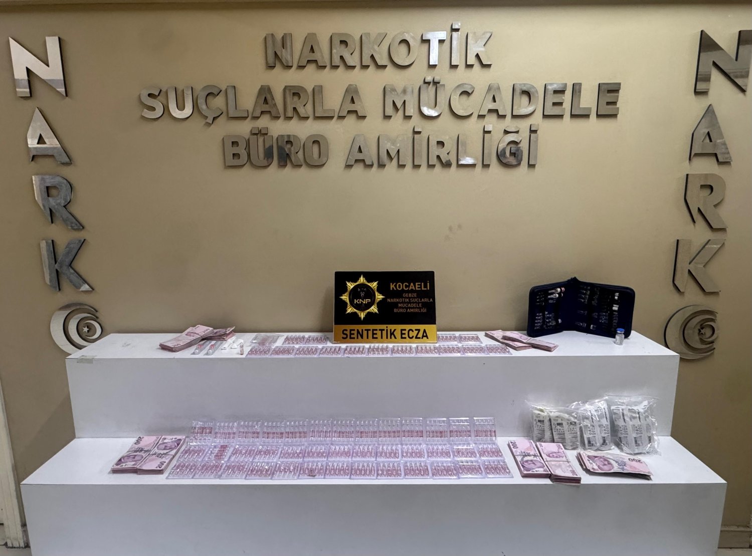 Emniyet Operasyonuyla Sentetik Ecza Ve Para Ele Geçirildi