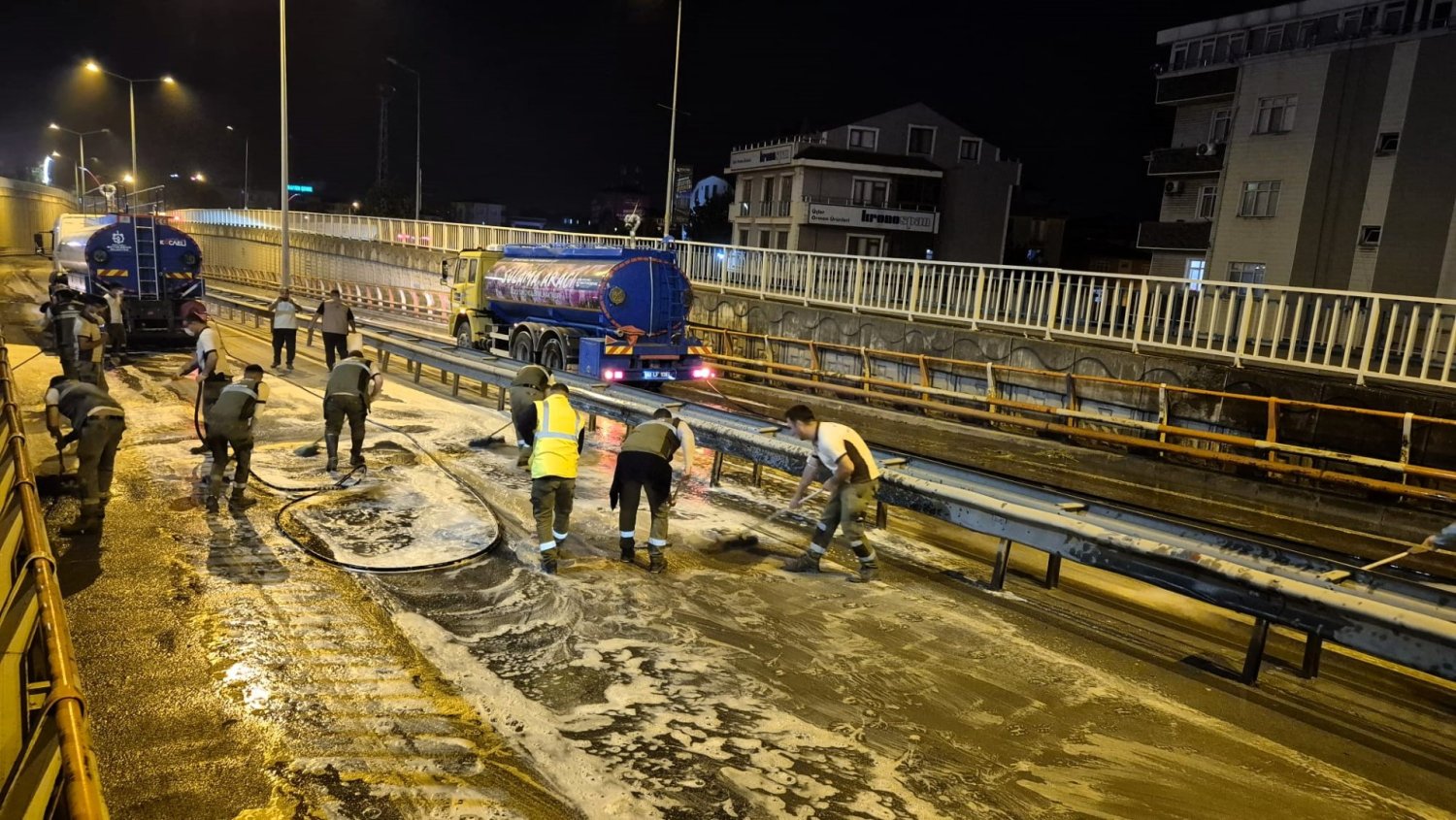 Eskihisar Feribot Yolu Alt Geçidi’nde Gece Mesaisi