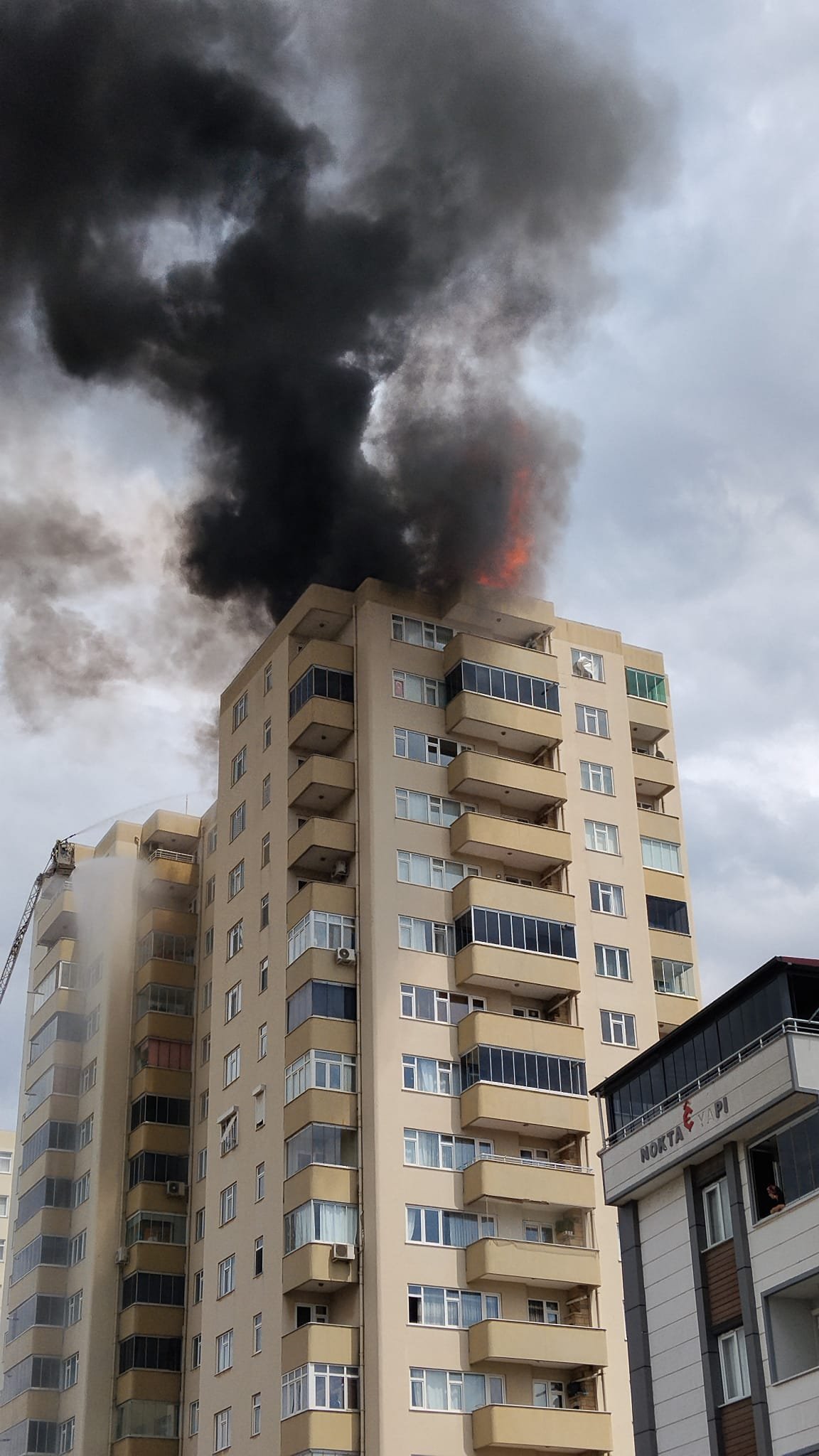 Gebze'de Site Çatısında Korkutan Yangın!