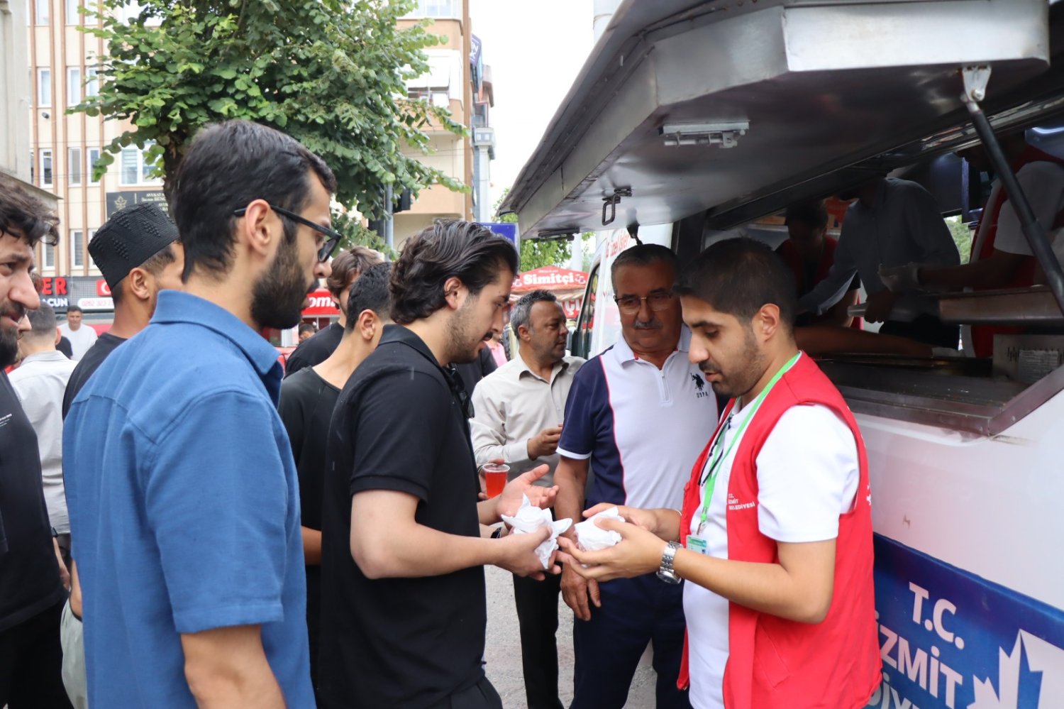 İzmit Belediyesinden Cuma Sonrası Vatandaşlara Tatlı İkram