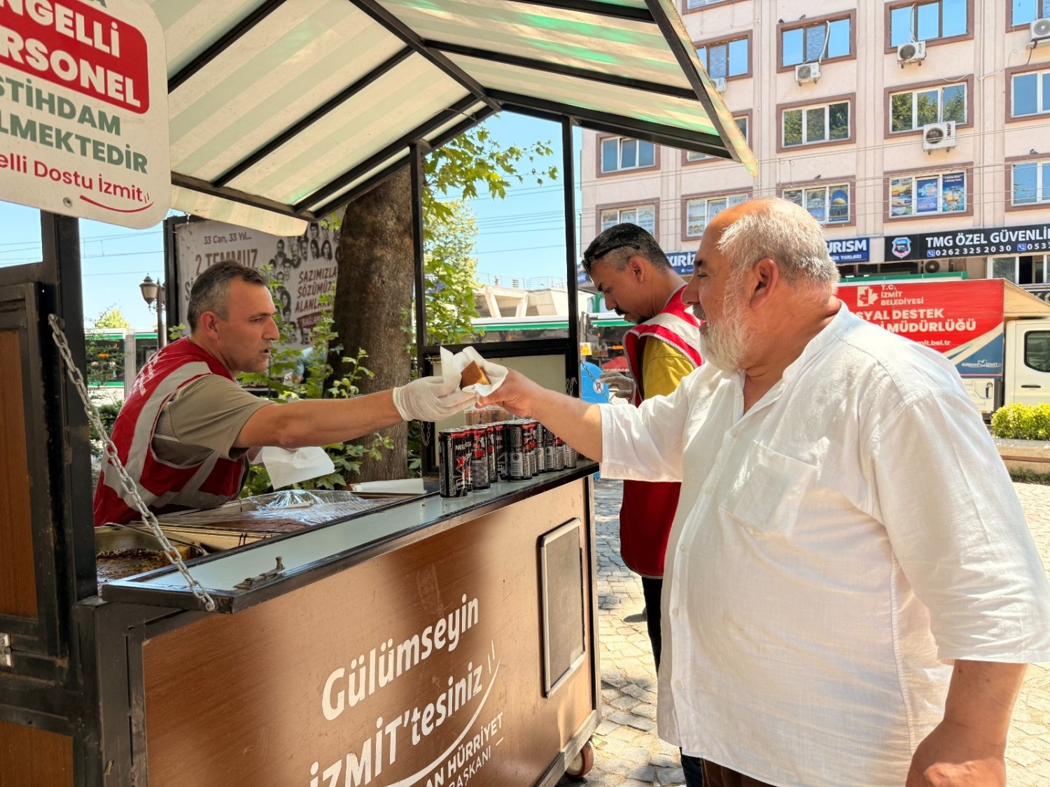 İzmit Belediyesinden Vatandaşlara Serinleten İkramı