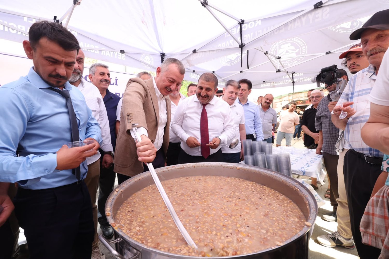 Pazarda Binlerce Kişiye Aşure İkramı