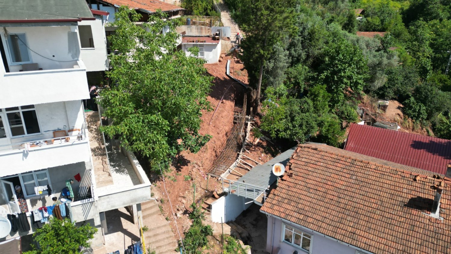 Serdar Mahallesi’ne Yeni Merdiven Ve İstinat Duvarı