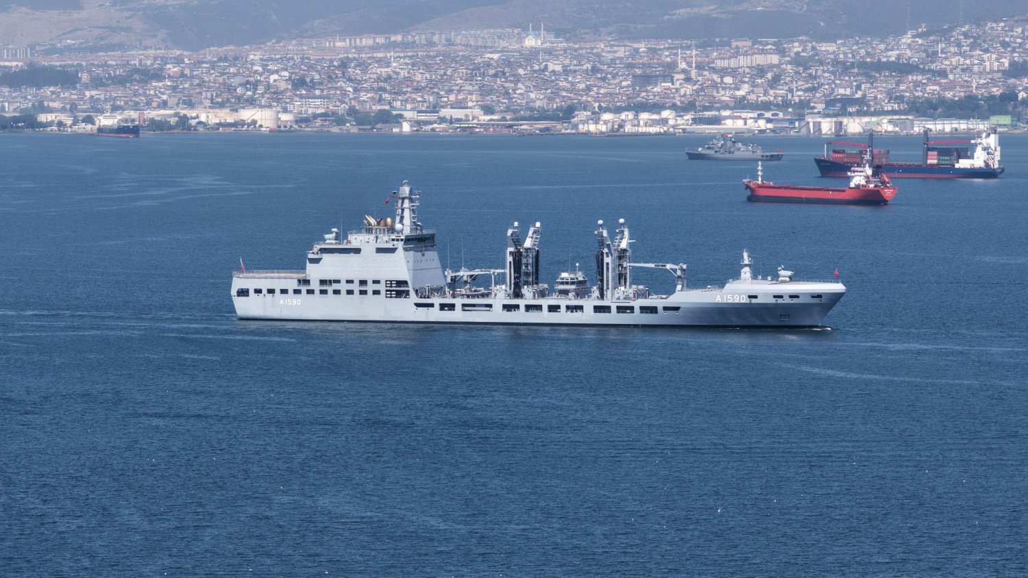 Donanmamız Başiskele’yi Selamladı