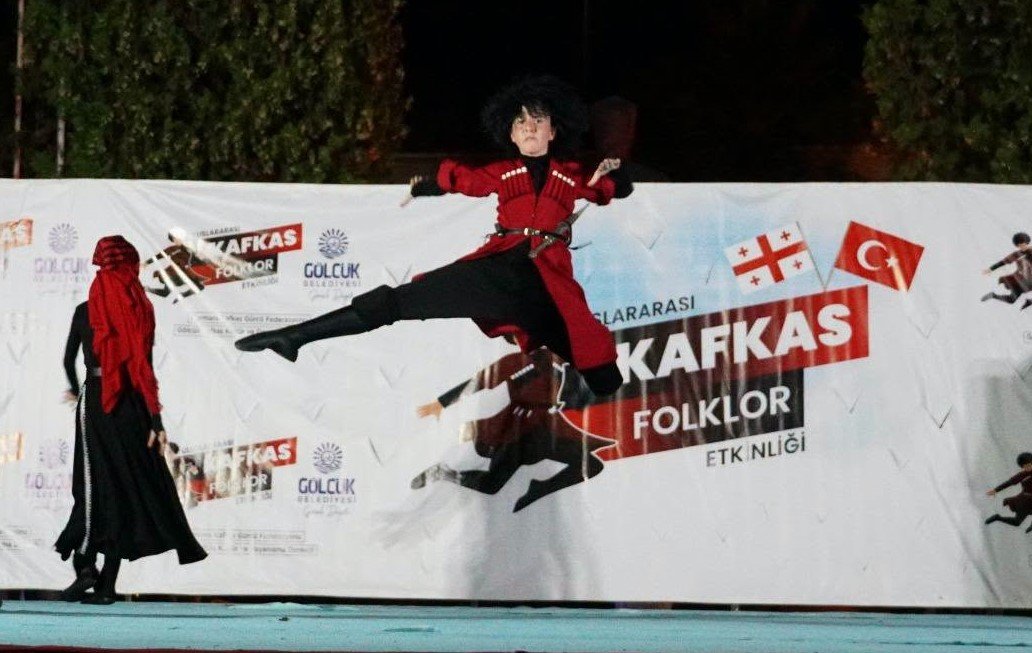 Gölcük'te Nefes Kesen Kafkas Gösterisi