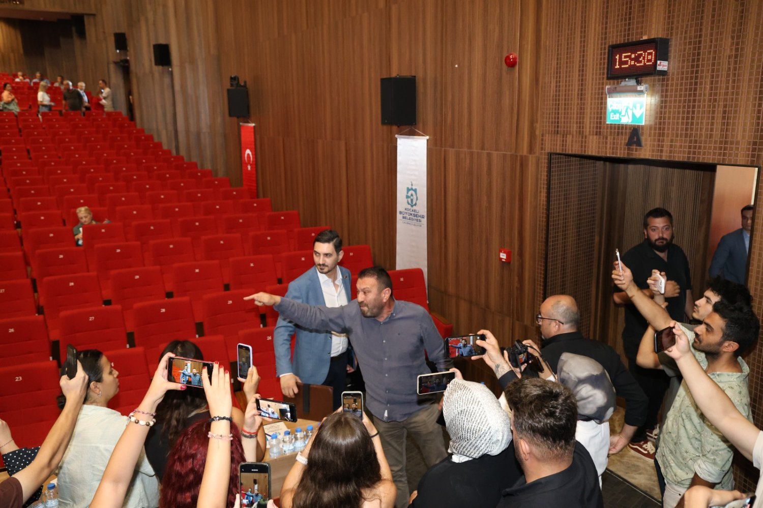 Mecliste Gerilim Tırmandı: Yeni Partili Üyeler Salonu Terk Etti